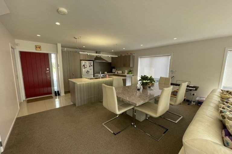 Photo of property in 2/61 Black Rock Road, Newlands, Wellington, 6037