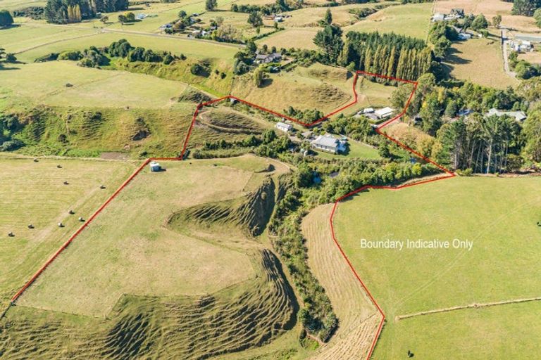 Photo of property in 214 Heatherlea Road East, Levin, 5571