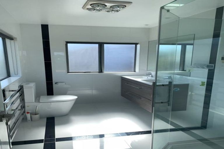 Photo of property in 436a East Coast Road, Windsor Park, Auckland, 0630