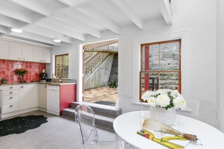 Photo of property in 10 Ranfurly Terrace, Mount Cook, Wellington, 6021