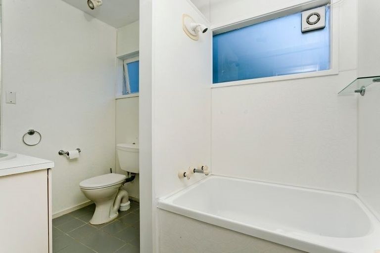 Photo of property in 2/20 Pemberton Avenue, Bayview, Auckland, 0629
