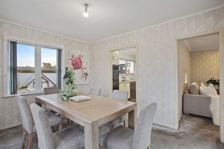 Photo of property in 16 Sylvan Crescent, Te Atatu South, Auckland, 0610