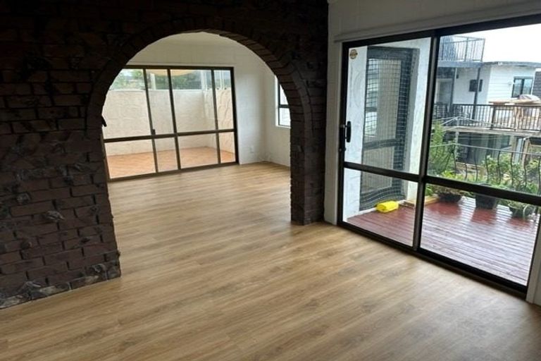 Photo of property in 258 Glamorgan Drive, Northcross, Auckland, 0630