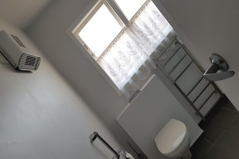 Photo of property in 2/37 Shakespeare Road, Milford, Auckland, 0620