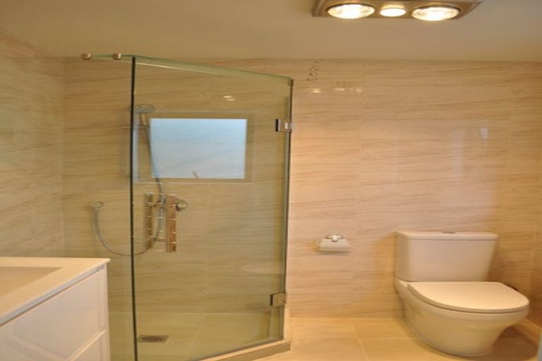 Photo of property in 2/36 Hillcrest Avenue, Hillcrest, Auckland, 0627