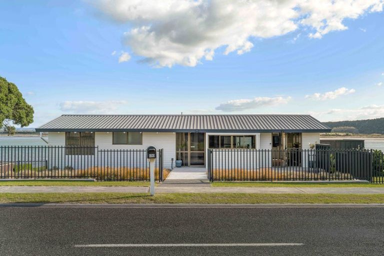 Photo of property in 690 Pukehina Parade, Pukehina, Te Puke, 3189