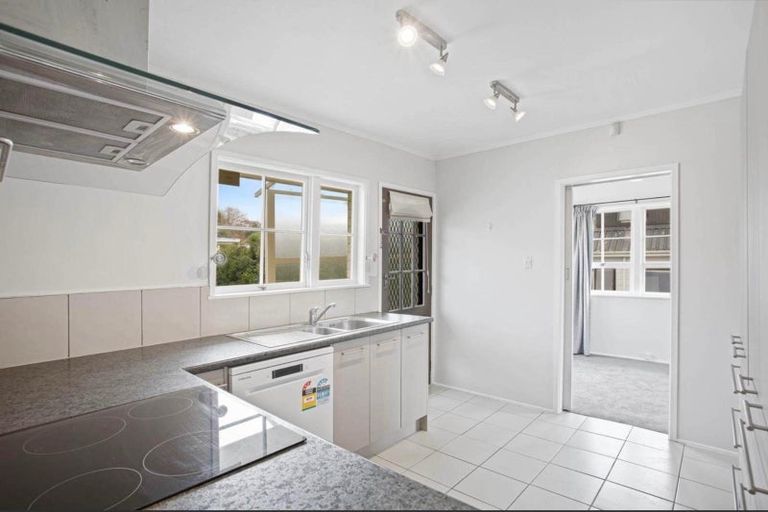 Photo of property in 2/14 Ellice Road, Totara Vale, Auckland, 0629