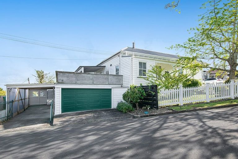 Photo of property in 33 Garfield Road, Helensville, 0800