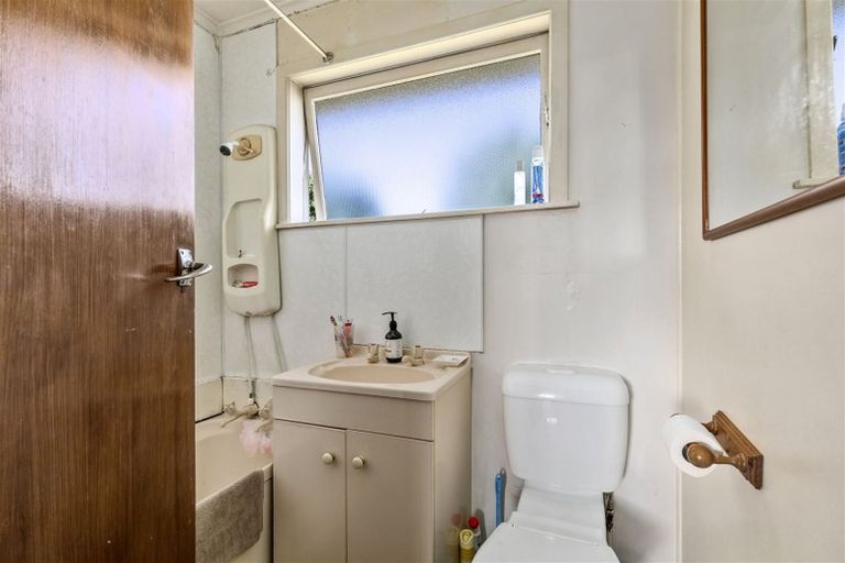 Photo of property in 399 Wairau Road, Totara Vale, Auckland, 0629