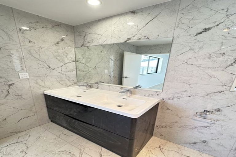 Photo of property in 27a Kelwyn Road, Kelston, Auckland, 0602