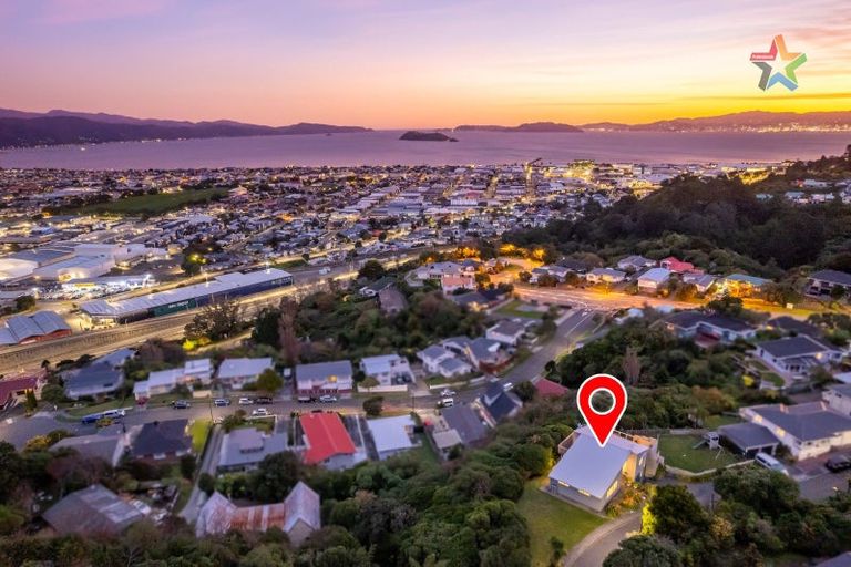 Photo of property in 10 Walnut Way, Maungaraki, Lower Hutt, 5010