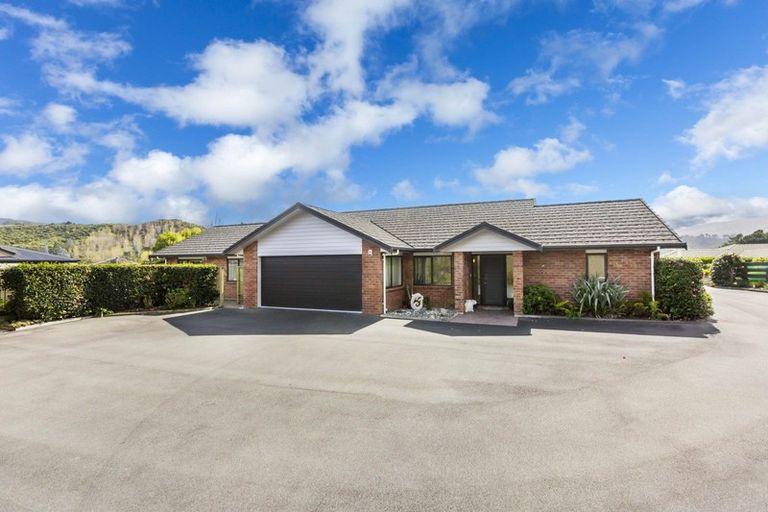 Photo of property in 22 Jade Crescent, Timberlea, Upper Hutt, 5018