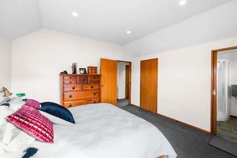 Photo of property in 140 Memorial Avenue, Burnside, Christchurch, 8053