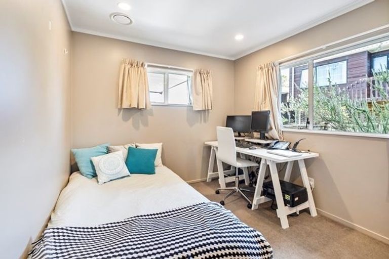 Photo of property in 1/16 Valecrest Place, Bayview, Auckland, 0629