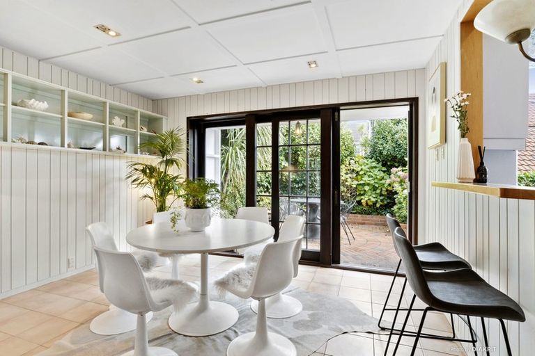 Photo of property in 41 Wadestown Road, Wadestown, Wellington, 6012