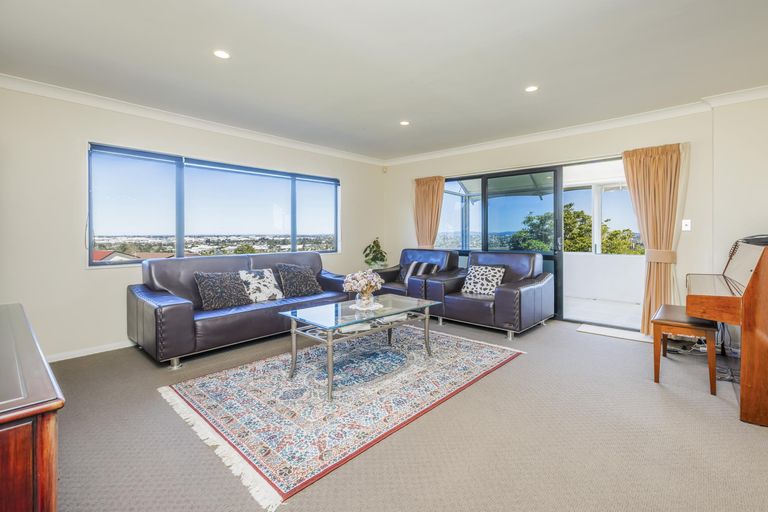 Photo of property in 22 Mccahill Views, Botany Downs, Auckland, 2010