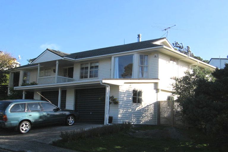 Photo of property in 16 Caesars Place, Churton Park, Wellington, 6037