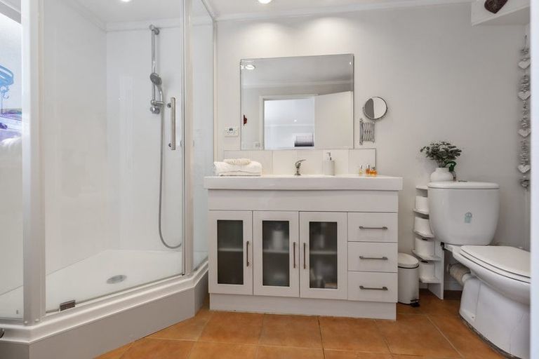 Photo of property in 107 Tiroroa Avenue, Te Atatu South, Auckland, 0610