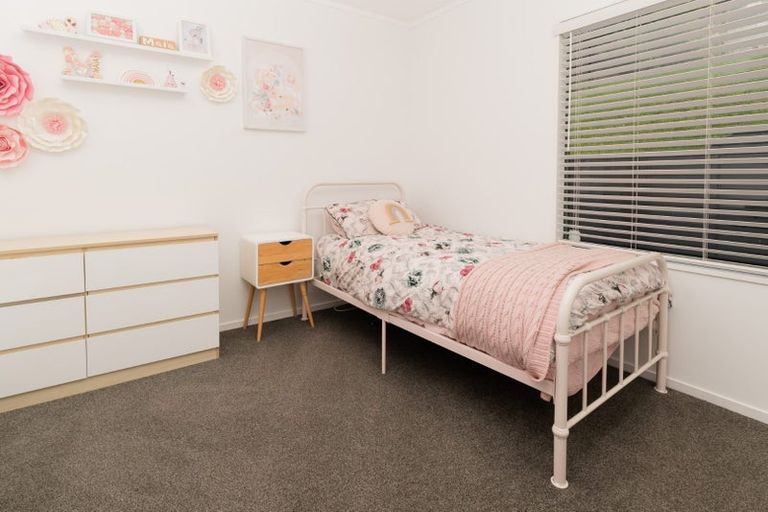 Photo of property in 13 Lanier Place, Glendene, Auckland, 0602