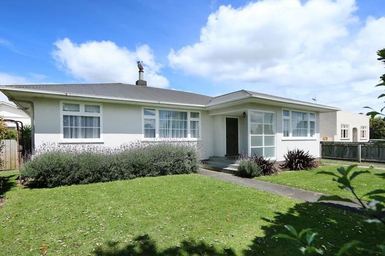 Photo of property in 166 College Street, Awapuni, Palmerston North, 4412