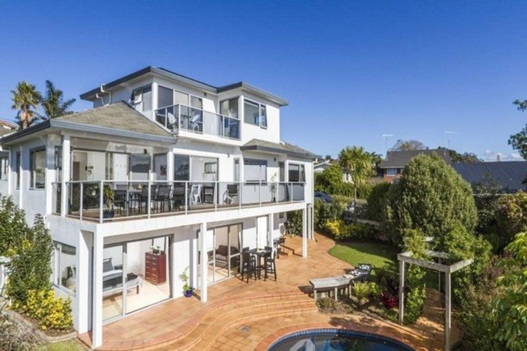 Photo of property in 18 Beechwood Road, Rothesay Bay, Auckland, 0630