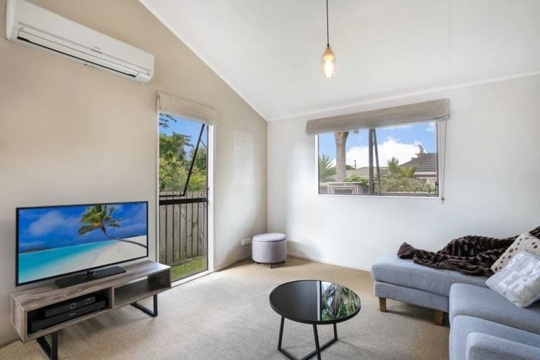 Photo of property in 2/93 Clevedon Road, Papakura, 2110
