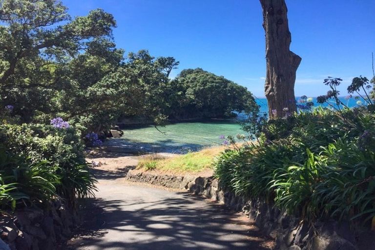 Photo of property in 1/1 Gray Crescent, Torbay, Auckland, 0630