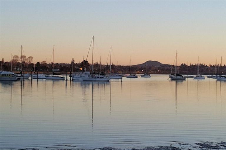 Photo of property in 12a Tamaki Bay Drive, Pakuranga, Auckland, 2010