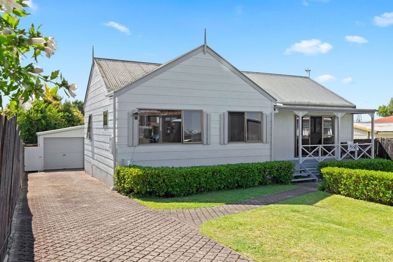 Photo of property in 3 Iris Place, Clendon Park, Auckland, 2103