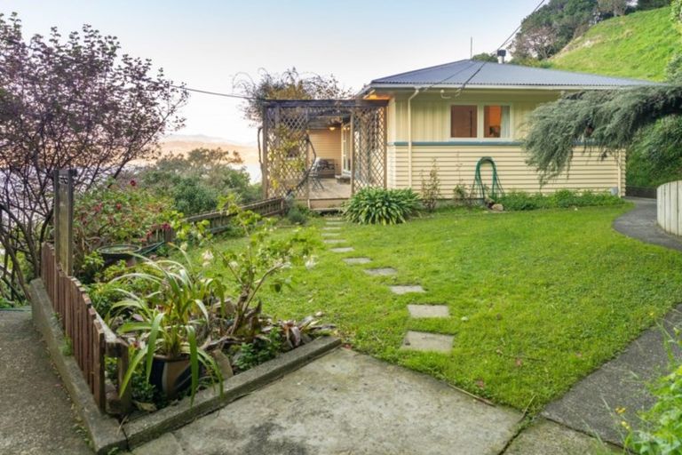 Photo of property in 34 Fortification Road, Karaka Bays, Wellington, 6022