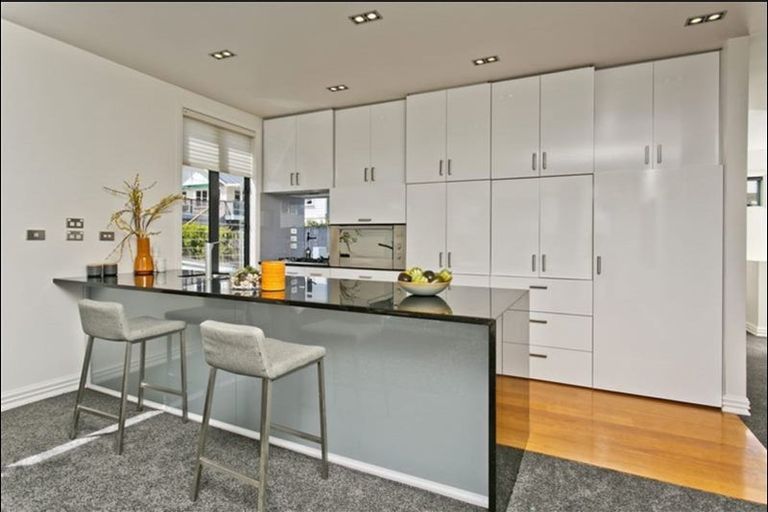 Photo of property in 2/61 Beresford Street, Bayswater, Auckland, 0622