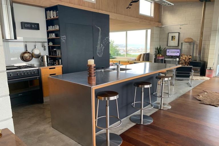 Photo of property in 15 Hungerford Road, Lyall Bay, Wellington, 6022