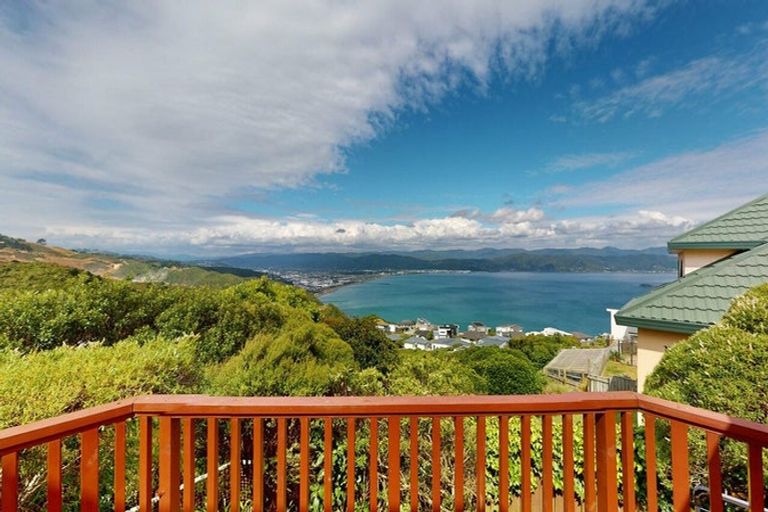 Photo of property in 9 Bennett Grove, Newlands, Wellington, 6037