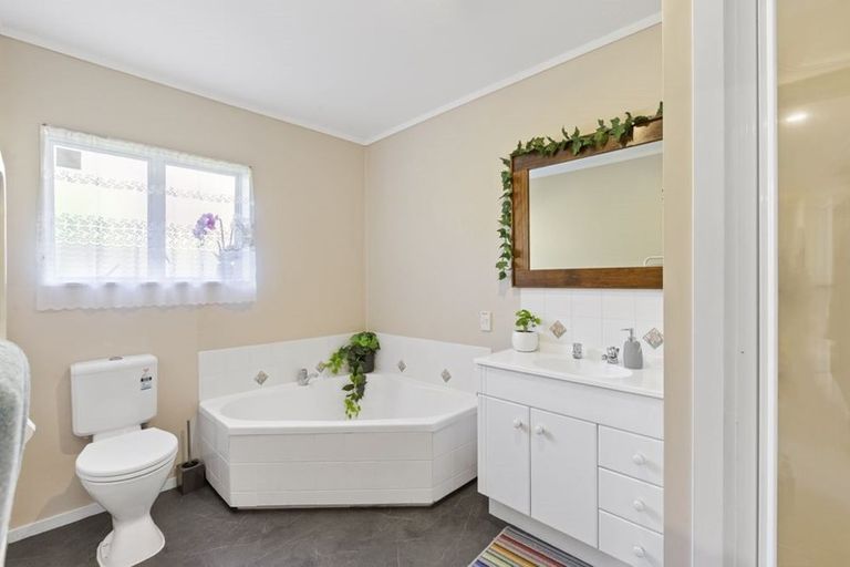 Photo of property in 10 Ryden Place, Glen Eden, Auckland, 0602