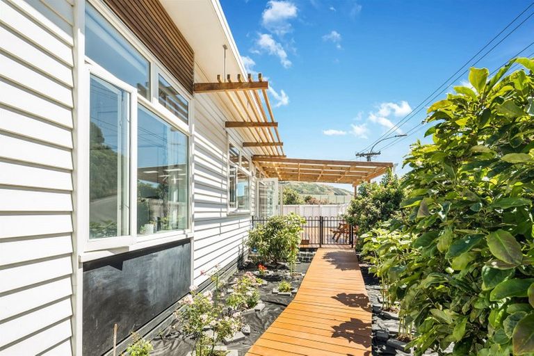 Photo of property in 38a Collins Avenue, Tawa, Wellington, 5028