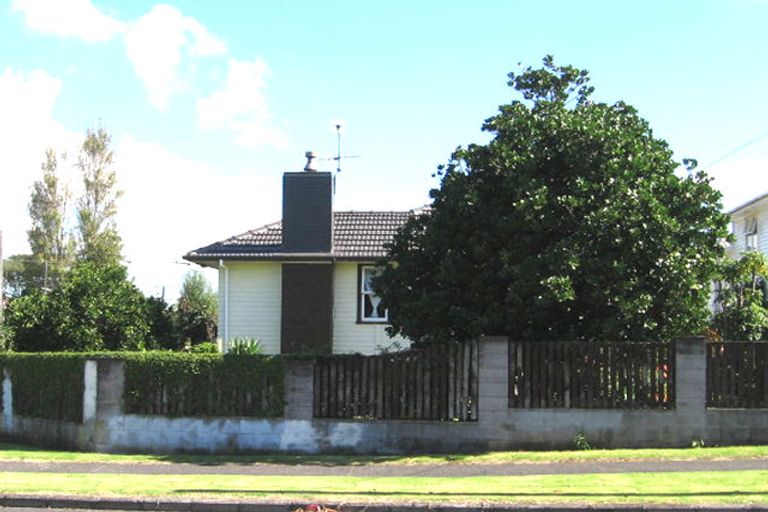 Photo of property in 85 Beach Road, Te Atatu Peninsula, Auckland, 0610