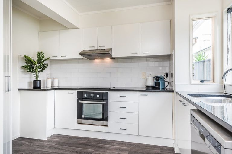 Photo of property in 1042a Great North Road, Point Chevalier, Auckland, 1022