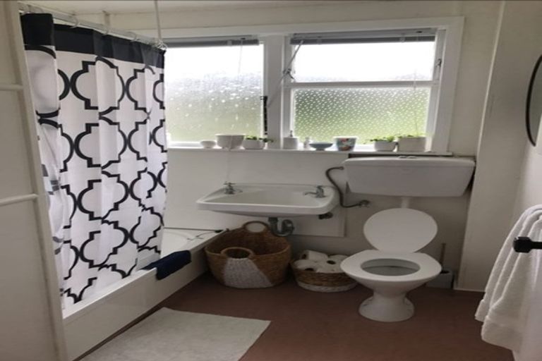 Photo of property in 105 Cook Street, Marfell, New Plymouth, 4310