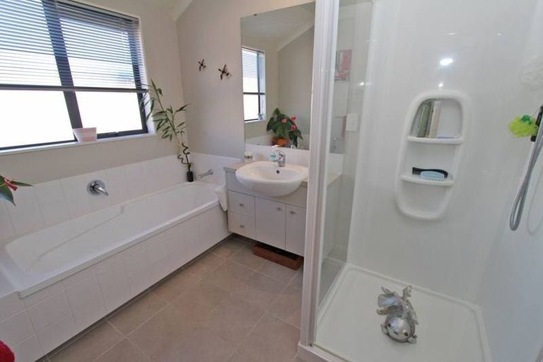 Photo of property in 12 Bellshill Close, Wattle Downs, Auckland, 2103