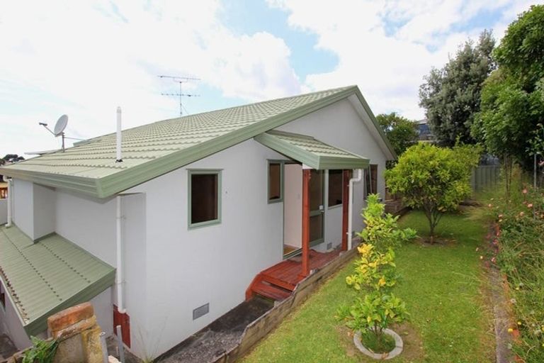Photo of property in 11 William Bayes Place, Red Beach, 0932