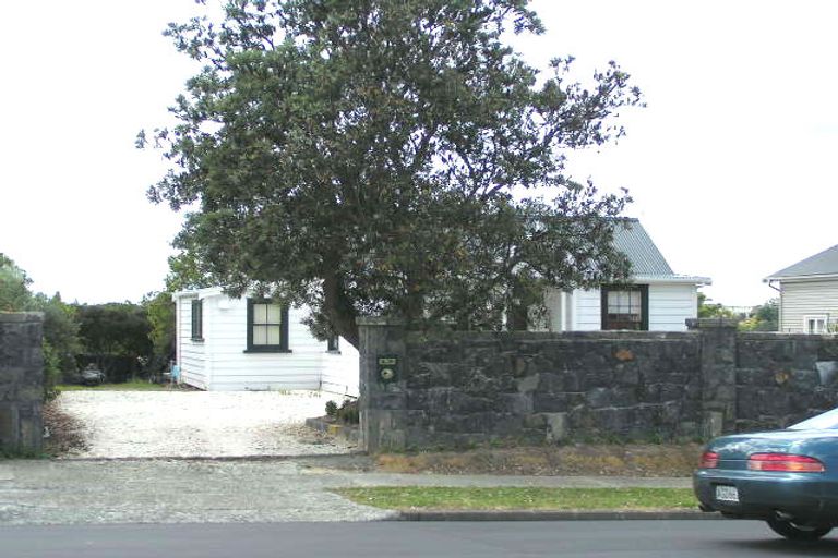 Photo of property in 17 Onewa Road, Northcote, Auckland, 0627