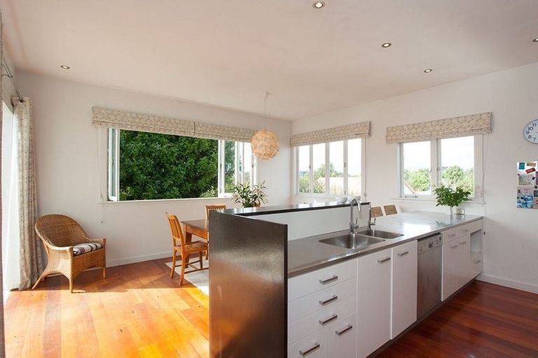 Photo of property in 19 Walmer Road, Point Chevalier, Auckland, 1022