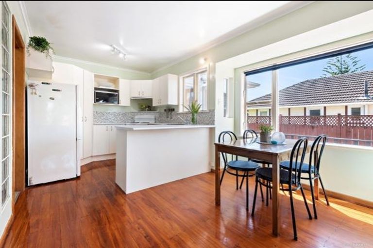 Photo of property in 90 Gloria Avenue, Te Atatu Peninsula, Auckland, 0610