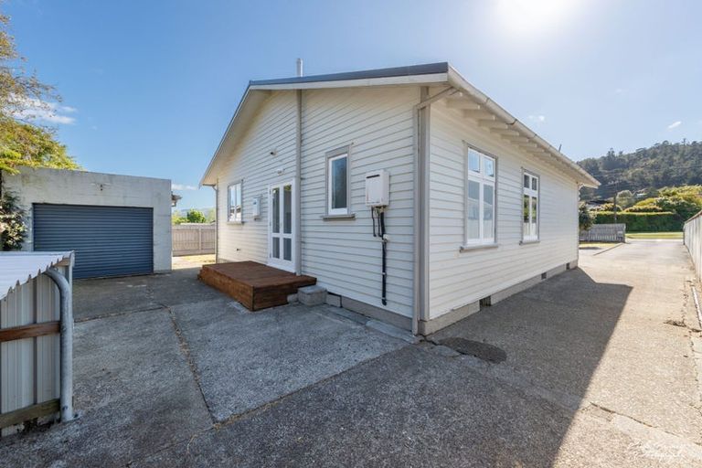 Photo of property in 316 Stokes Valley Road, Stokes Valley, Lower Hutt, 5019