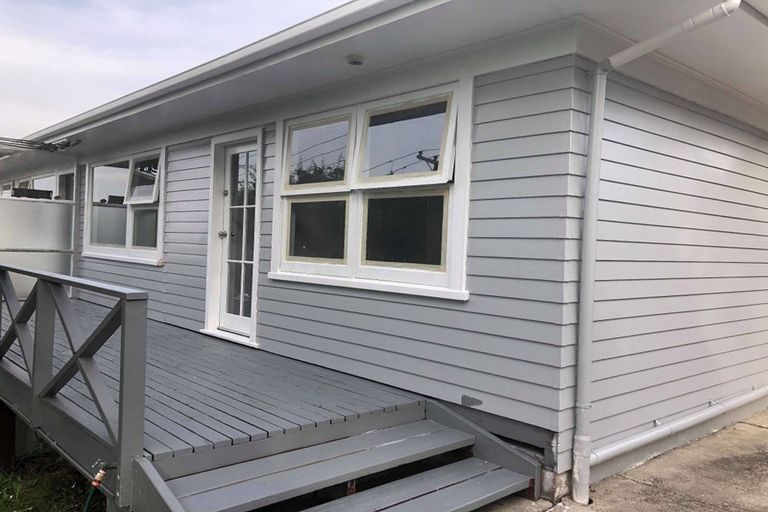 Photo of property in 2/9 College Road, Northcote, Auckland, 0627