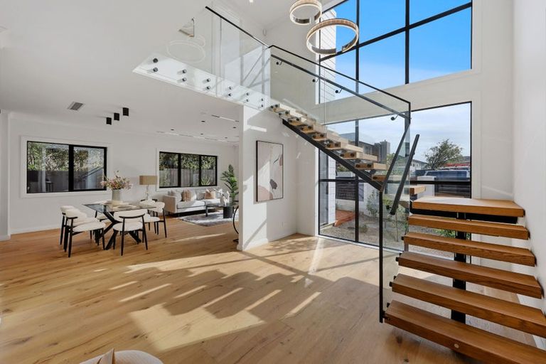 Photo of property in 6a Gulf Crest, Bucklands Beach, Auckland, 2012