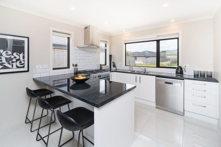 Photo of property in 11 Atlantic Drive, Fitzherbert, Palmerston North, 4410