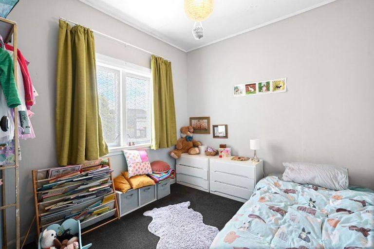 Photo of property in 35 Oxford Street, Fairfield, Hamilton, 3214