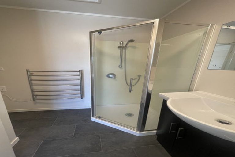 Photo of property in 2/100 Titirangi Road, New Lynn, Auckland, 0600