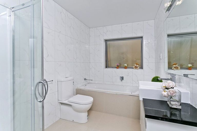 Photo of property in 98 Tiriwa Drive, Massey, Auckland, 0614